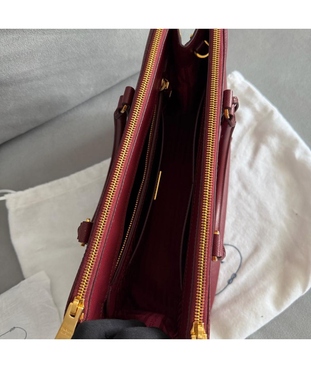 PRADA Бордовая кожаная сумка с короткими ручками, фото 6