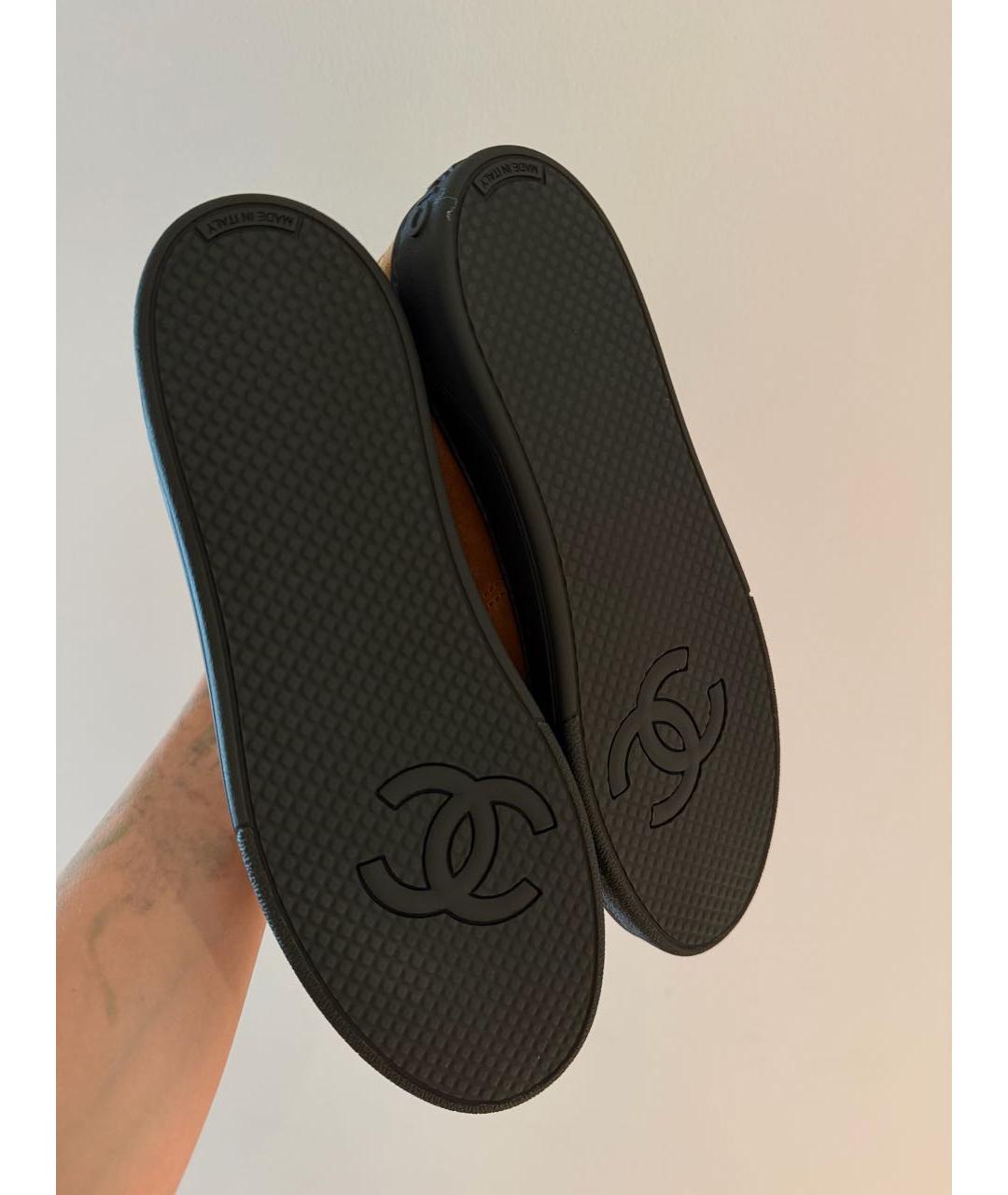 CHANEL Коричневые замшевые кеды, фото 4