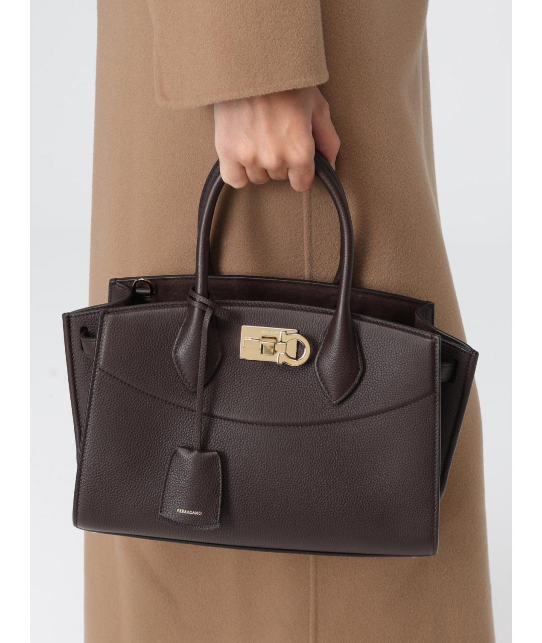 FERRAGAMO Коричневая кожаная сумка с короткими ручками, фото 2