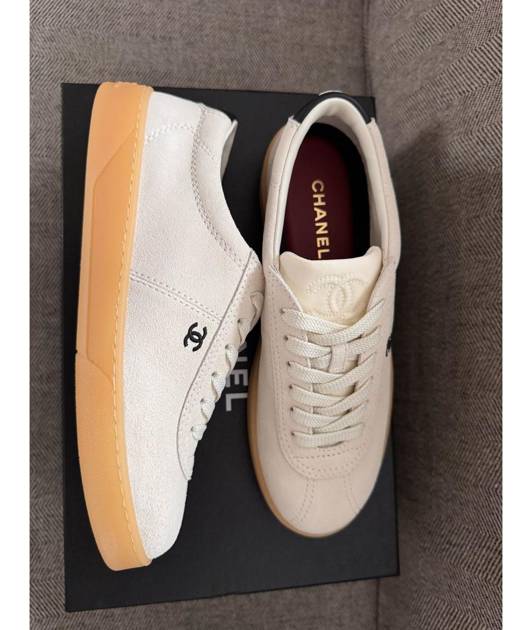 CHANEL Белые замшевые кеды, фото 3