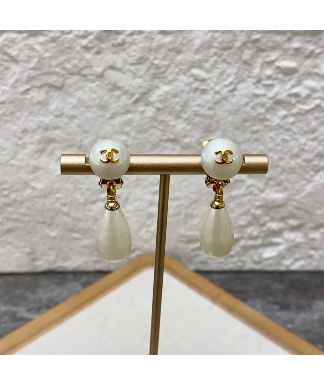 CHANEL Белые клипсы, фото 5