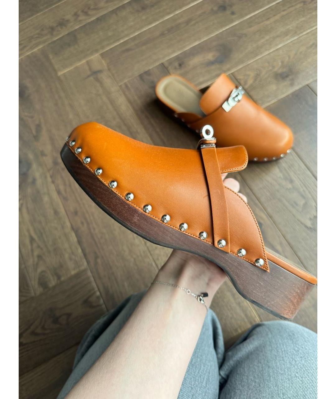 HERMES Горчичные кожаные сабо, фото 6
