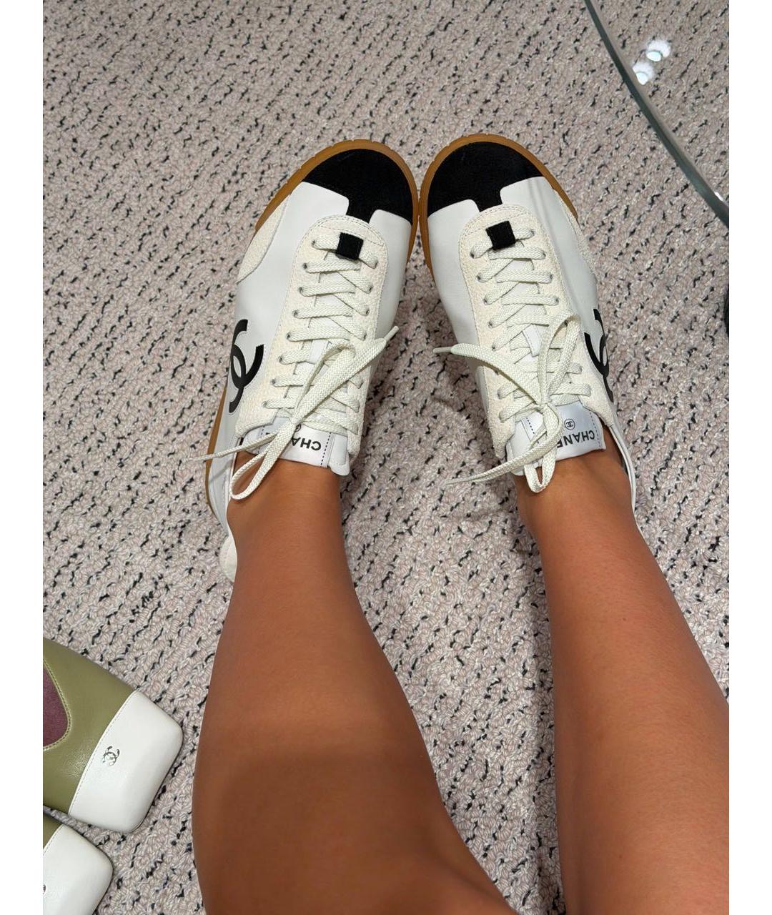 CHANEL Белые кожаные кроссовки, фото 2