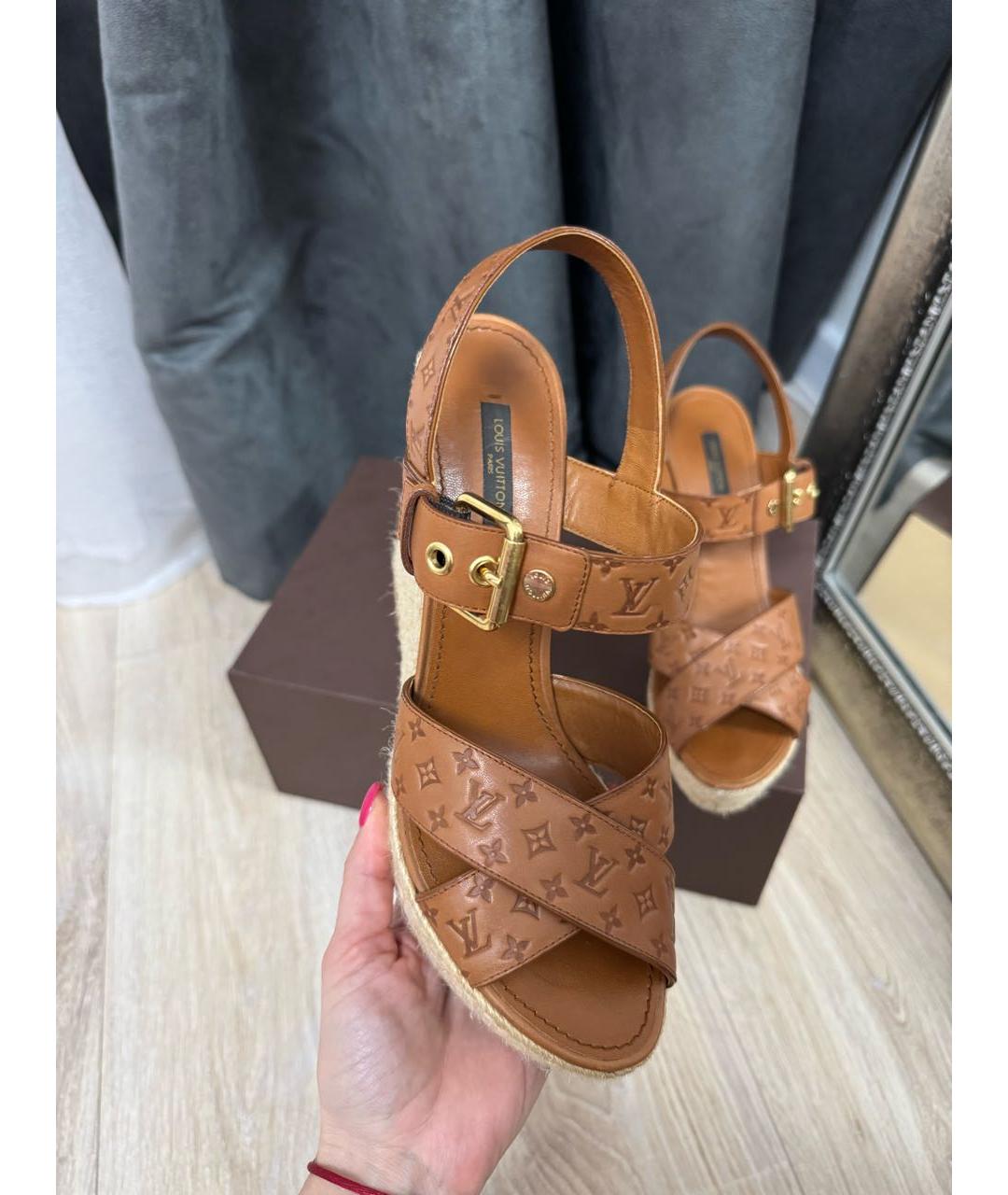 LOUIS VUITTON Коричневые кожаные босоножки, фото 5