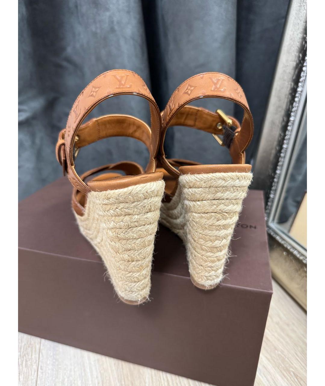 LOUIS VUITTON Коричневые кожаные босоножки, фото 2