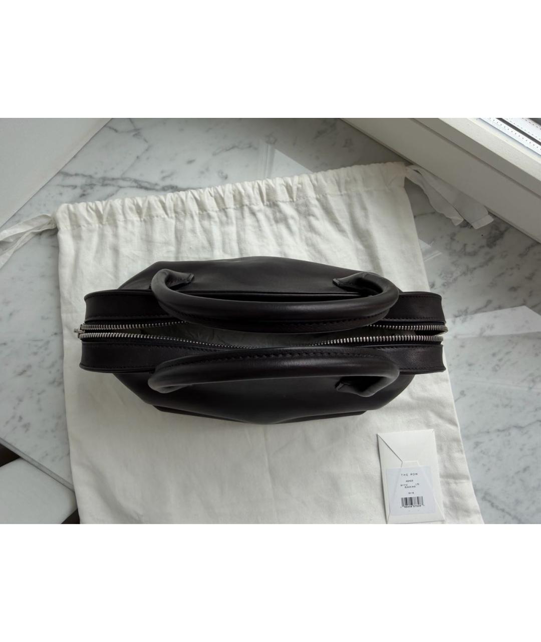 THE ROW Черная кожаная сумка с короткими ручками, фото 4