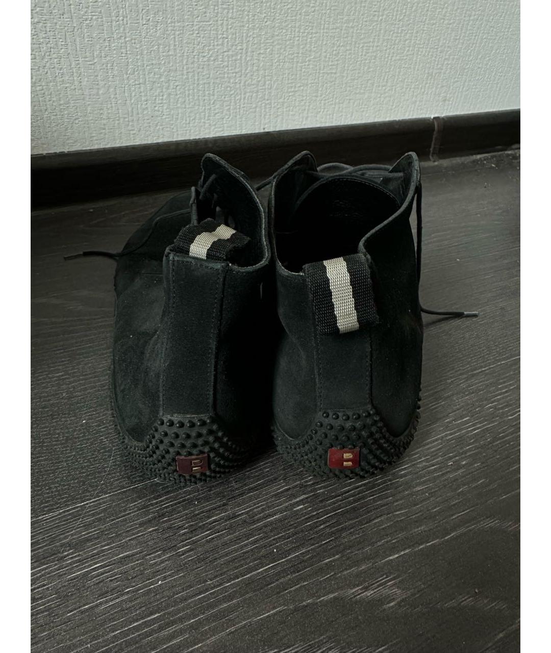 BALLY Черные замшевые низкие ботинки, фото 4