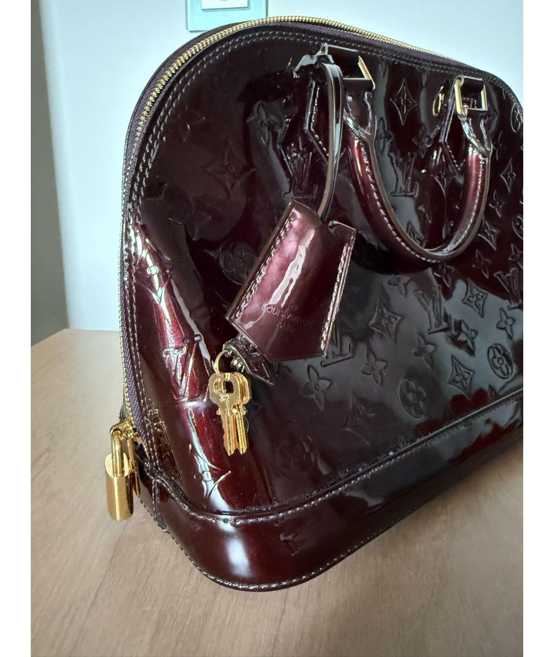 LOUIS VUITTON Бордовая сумка с короткими ручками из лакированной кожи, фото 6