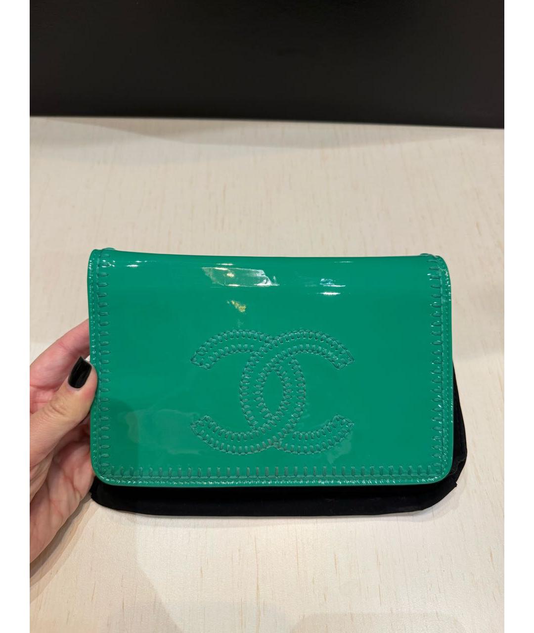 CHANEL Бирюзовая сумка через плечо из лакированной кожи, фото 2