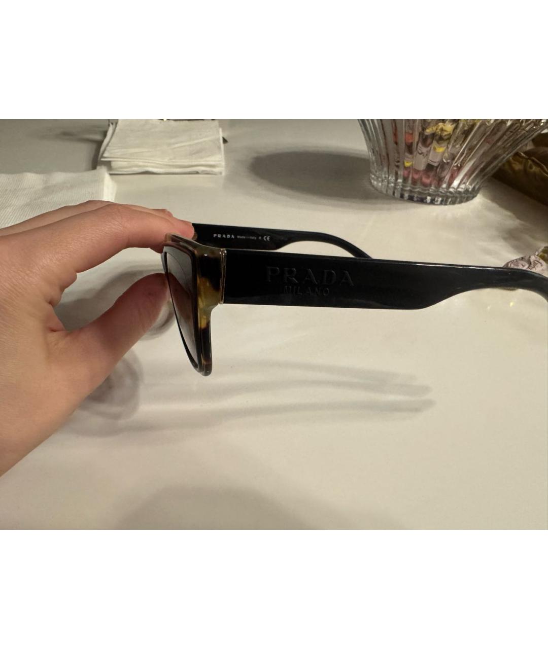 PRADA Черные пластиковые солнцезащитные очки, фото 2
