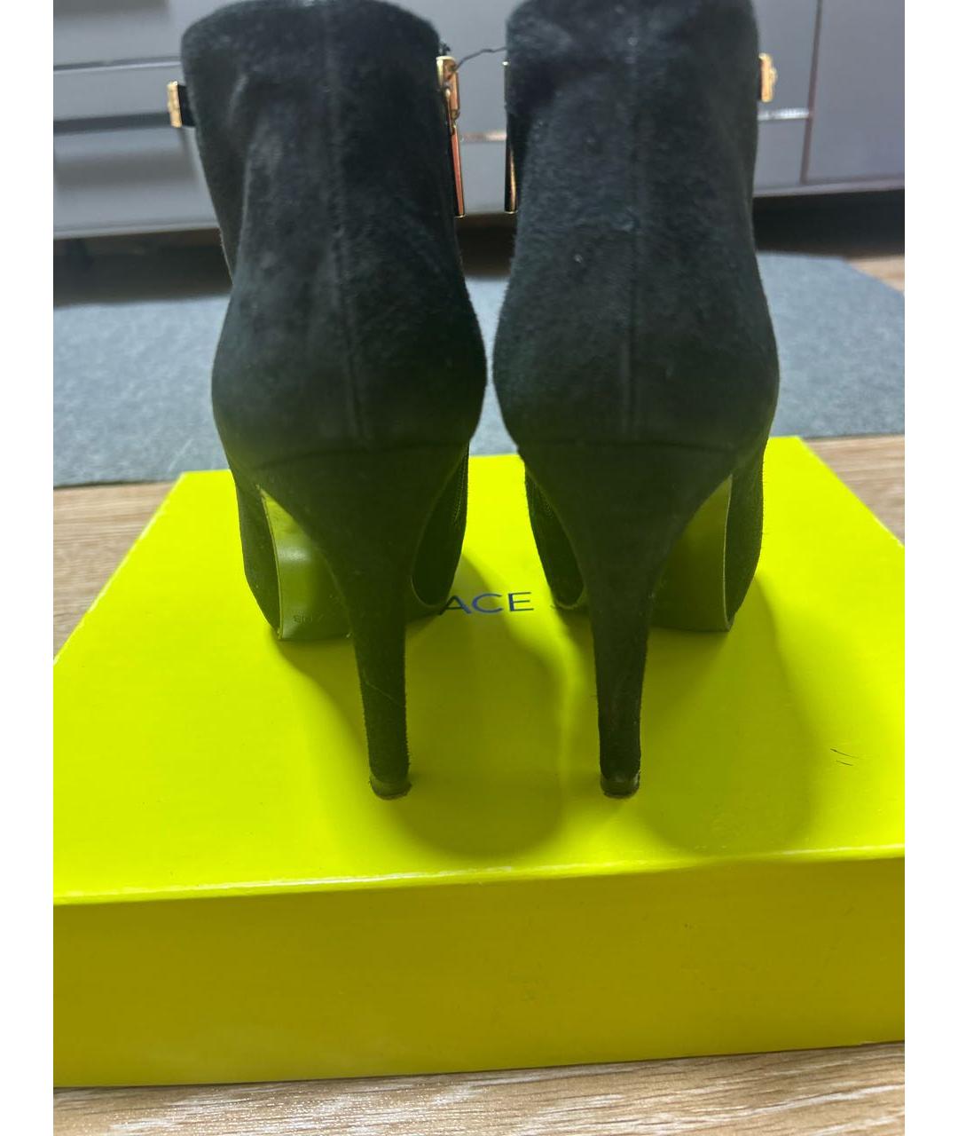VERSACE Черные ботильоны из лакированной кожи, фото 4