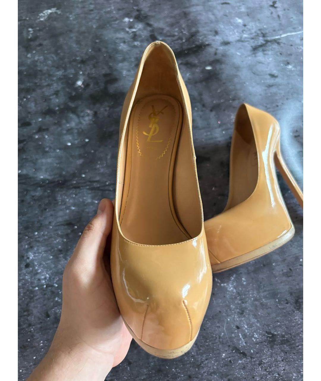 SAINT LAURENT Бежевые туфли из лакированной кожи, фото 3