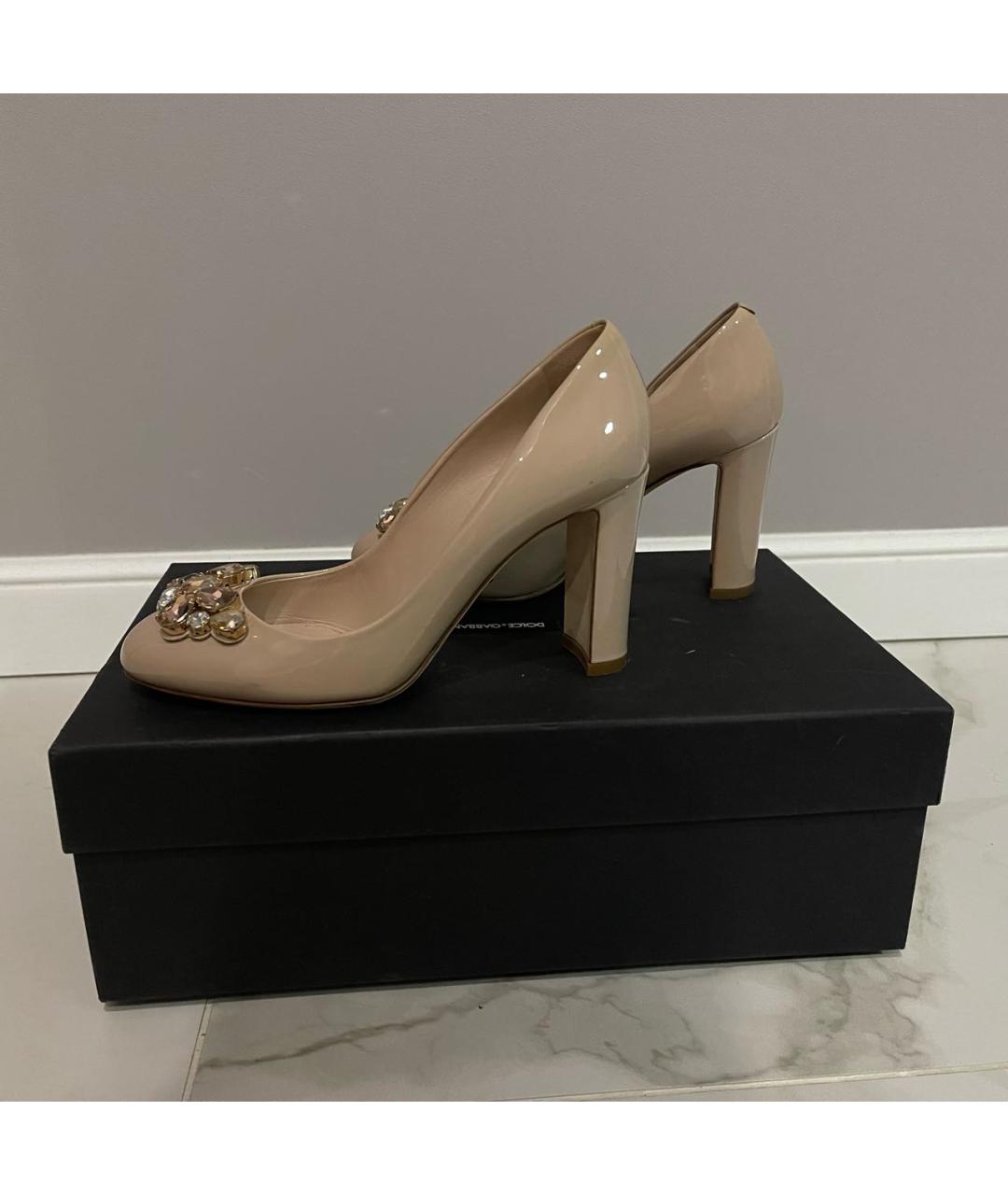 DOLCE&GABBANA Бежевые туфли из лакированной кожи, фото 5