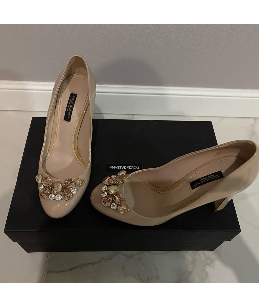 DOLCE&GABBANA Бежевые туфли из лакированной кожи, фото 2