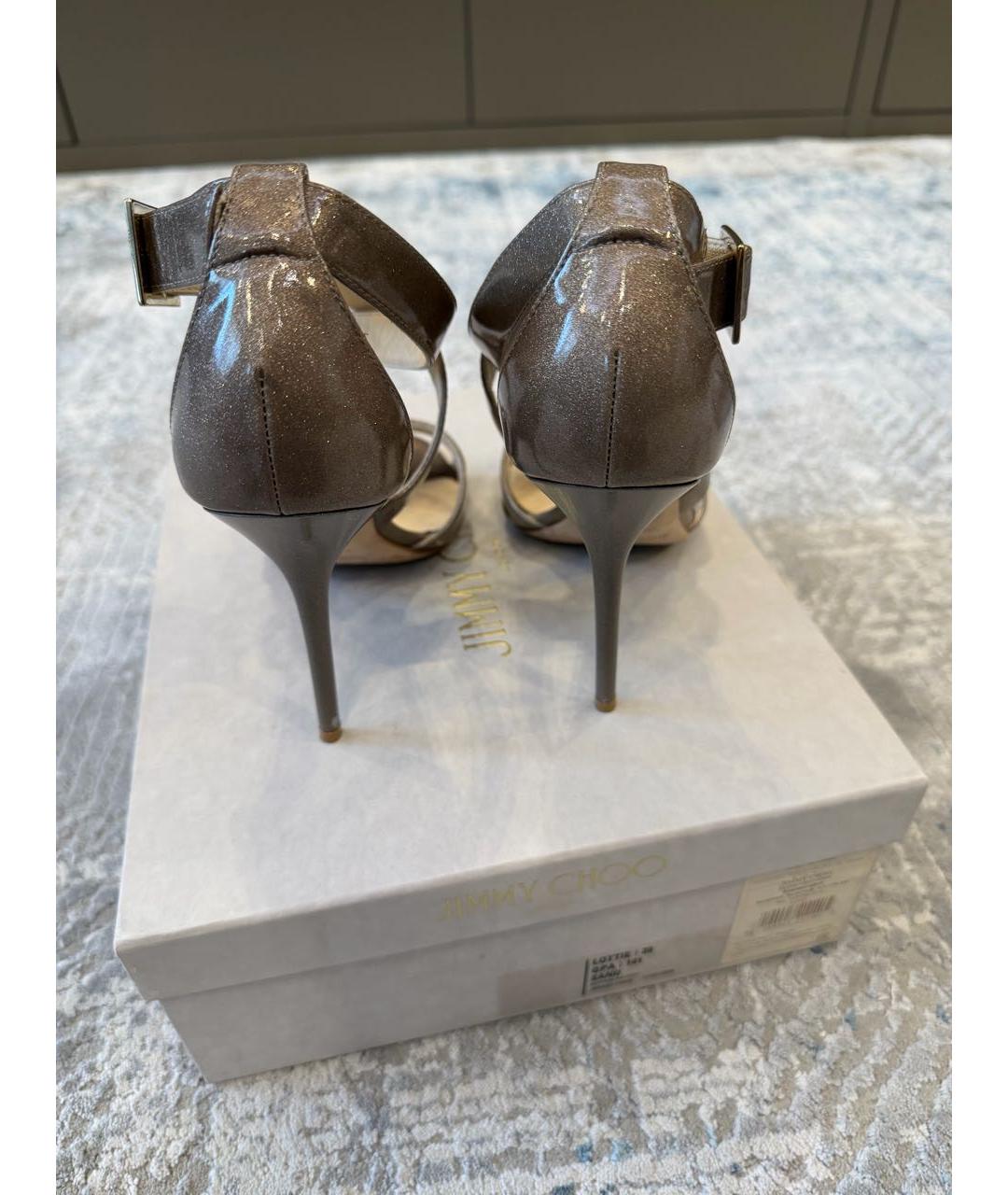 JIMMY CHOO Золотые босоножки из лакированной кожи, фото 4