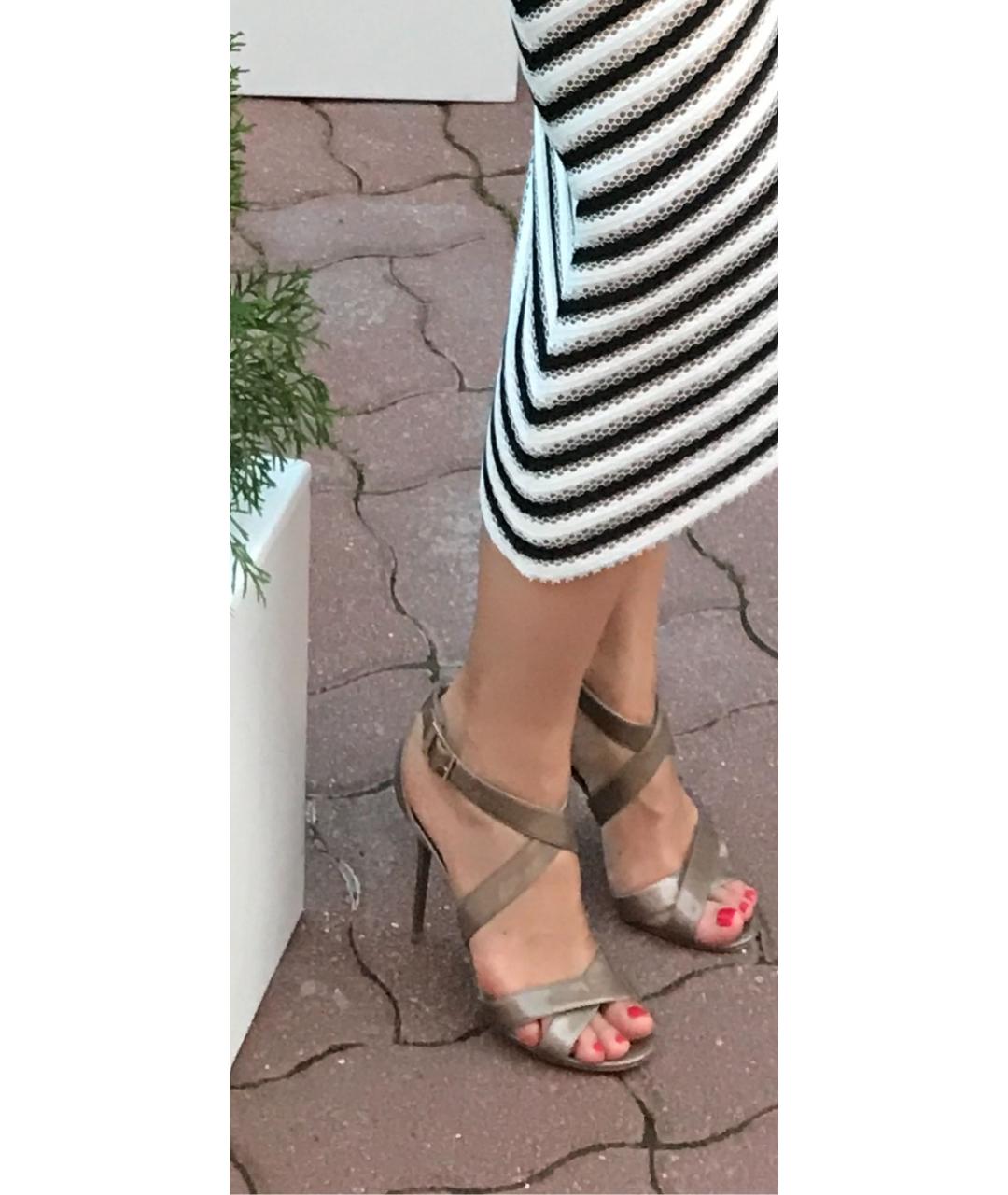 JIMMY CHOO Золотые босоножки из лакированной кожи, фото 8