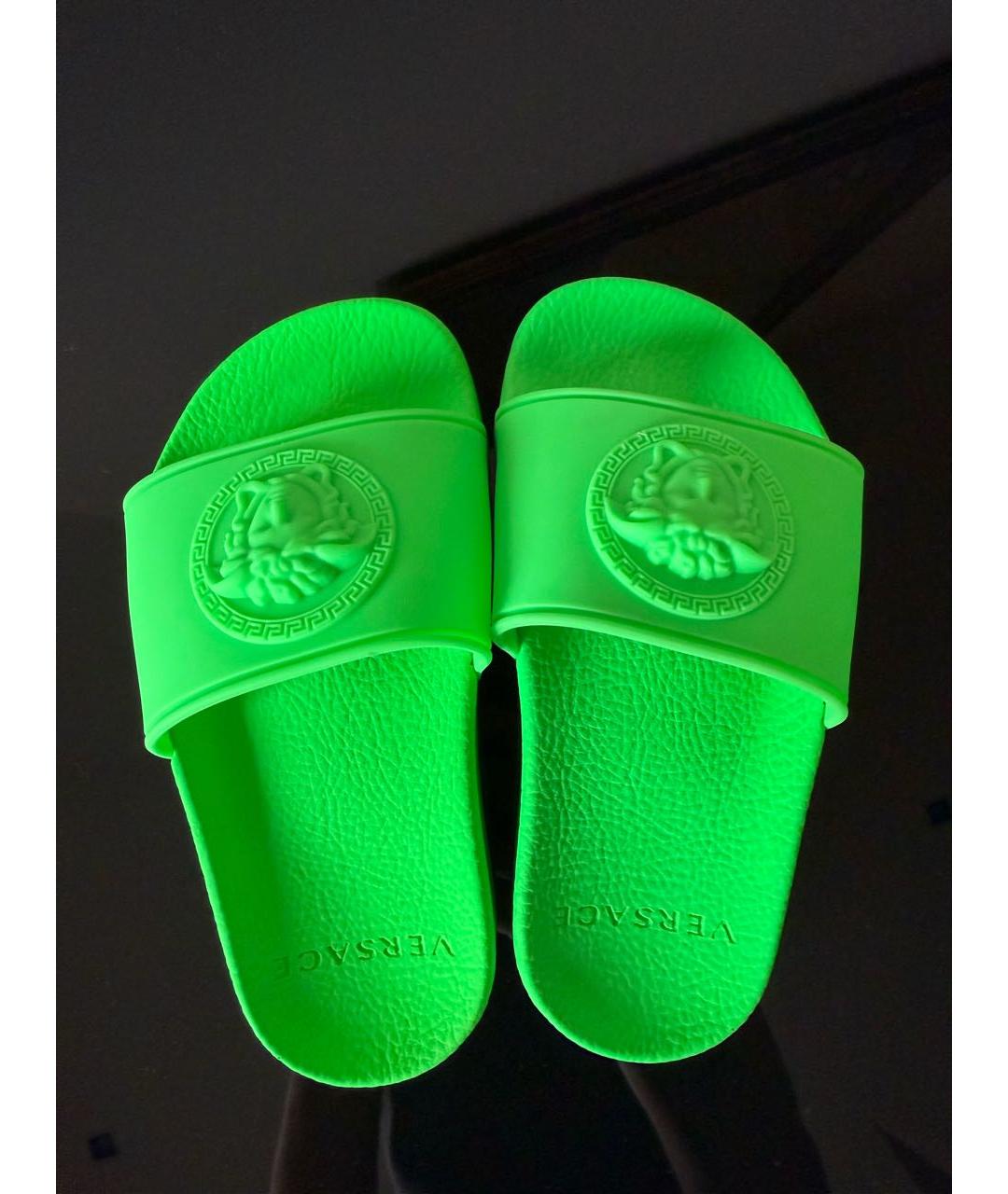 VERSACE Салатовые резиновые сандалии и шлепанцы, фото 2