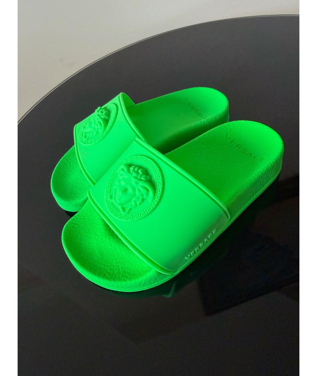 VERSACE Салатовые резиновые сандалии и шлепанцы, фото 6