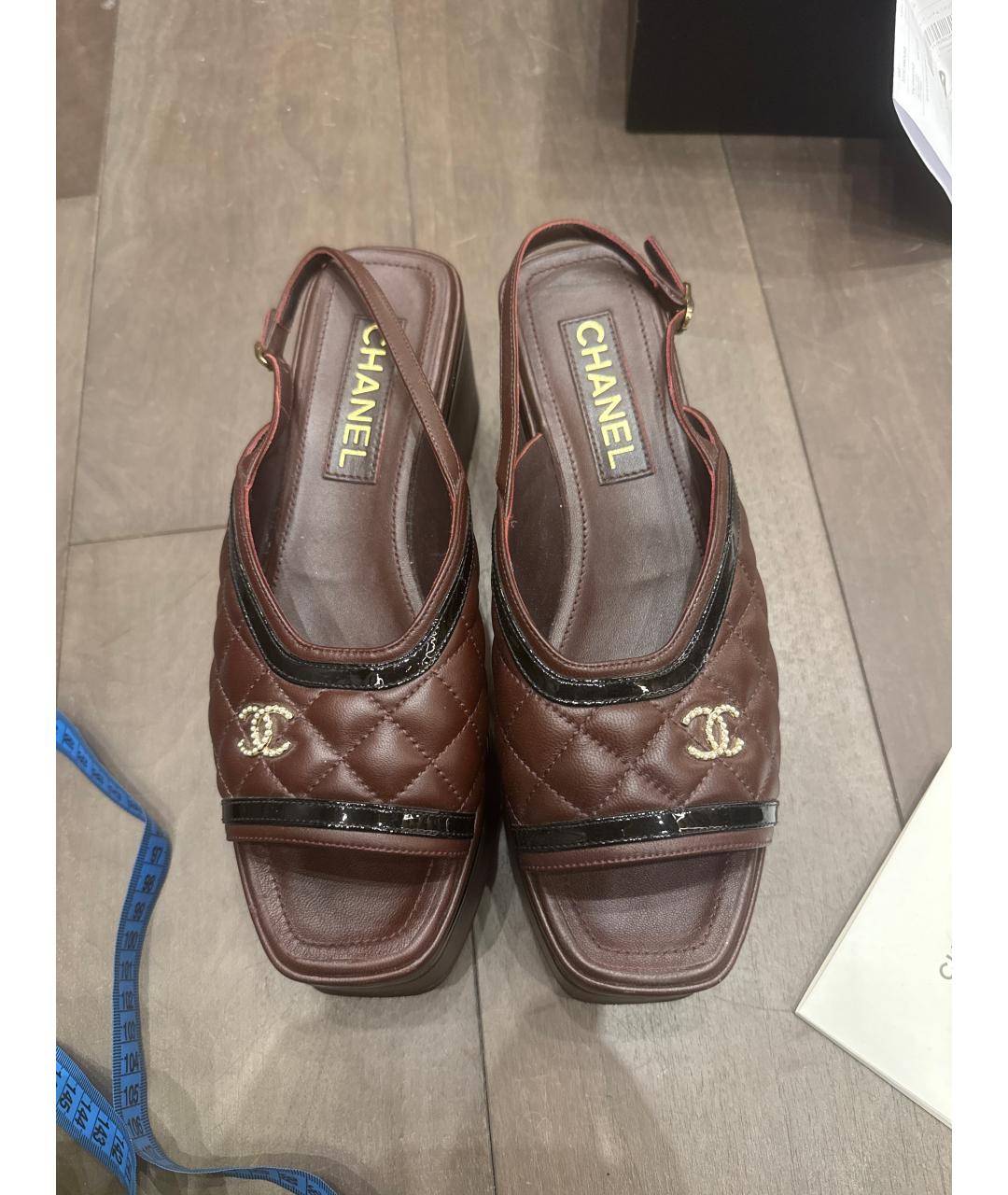 CHANEL Коричневые кожаные босоножки, фото 2