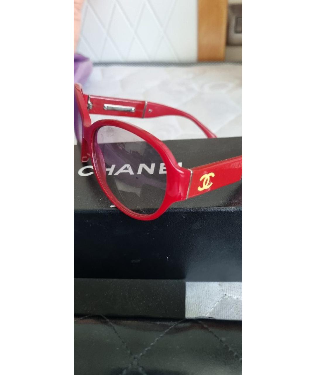 CHANEL Красные пластиковые солнцезащитные очки, фото 3