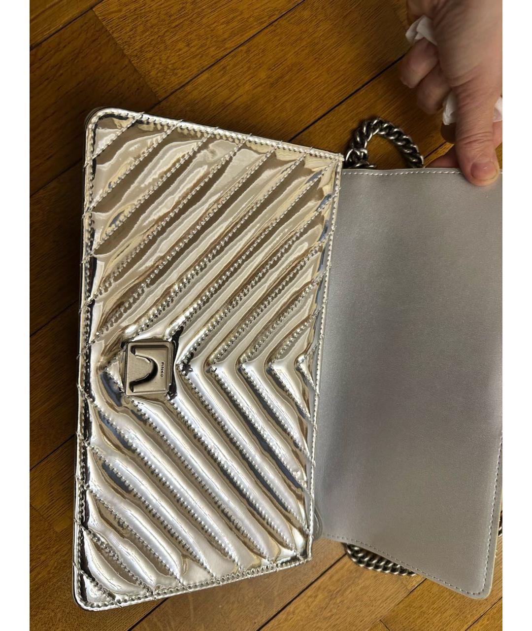 PINKO Серебряная сумка через плечо из лакированной кожи, фото 4