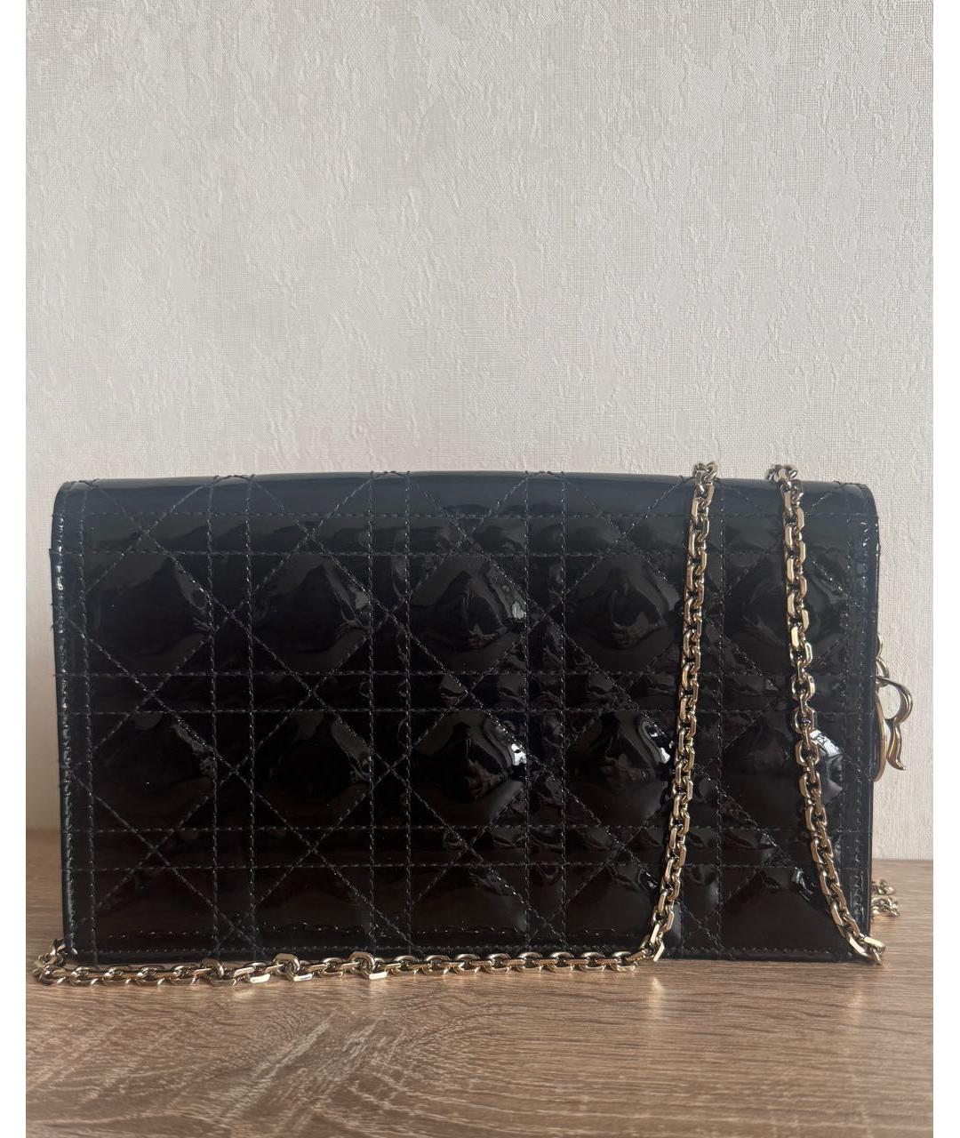 CHRISTIAN DIOR Черная сумка через плечо из лакированной кожи, фото 2