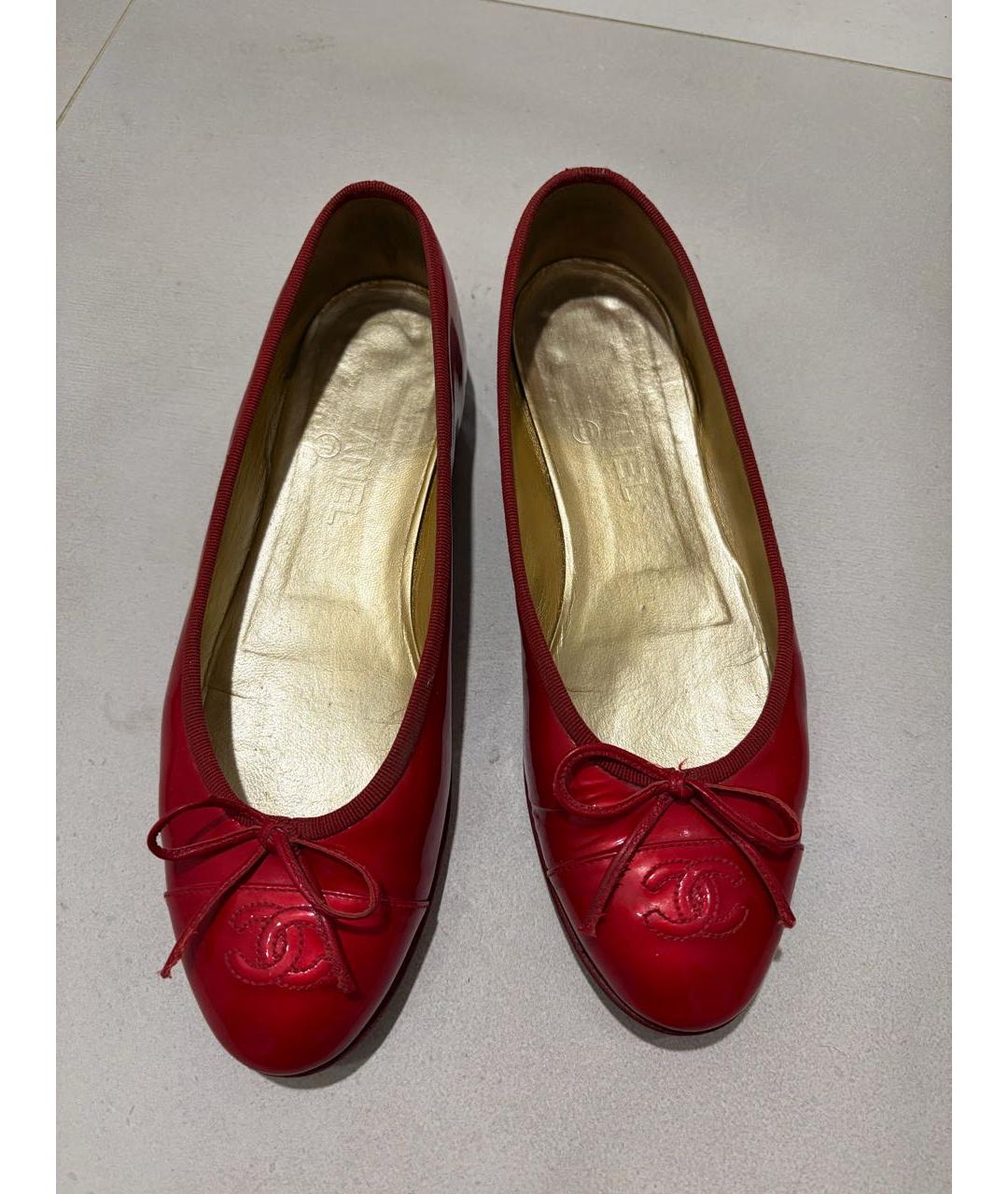 CHANEL Красные балетки из лакированной кожи, фото 2