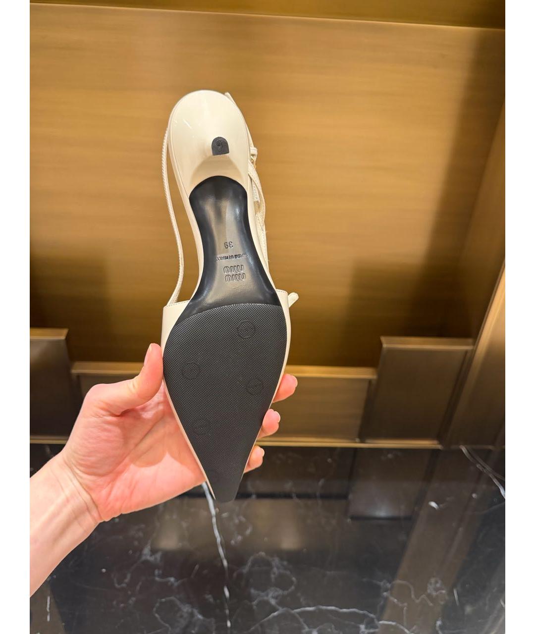 MIU MIU Белые туфли из лакированной кожи, фото 6