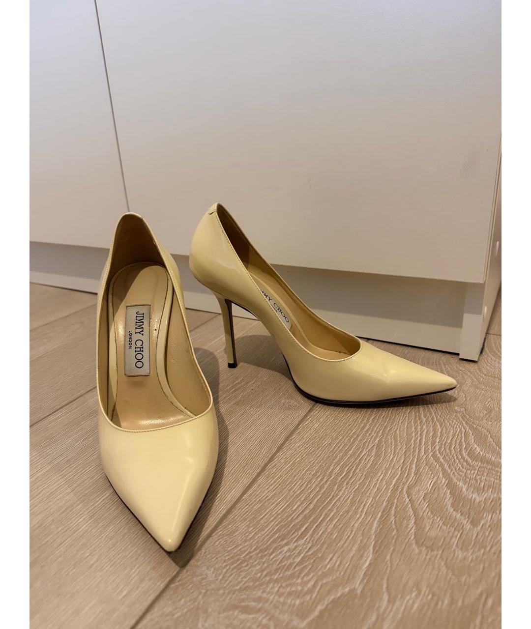 JIMMY CHOO Бежевые лодочки на низком каблуке из лакированной кожи, фото 5