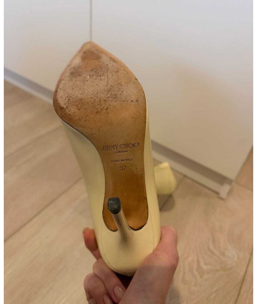 JIMMY CHOO Бежевые лодочки на низком каблуке из лакированной кожи, фото 8