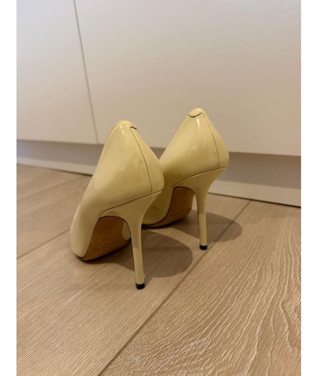 JIMMY CHOO Бежевые лодочки на низком каблуке из лакированной кожи, фото 4