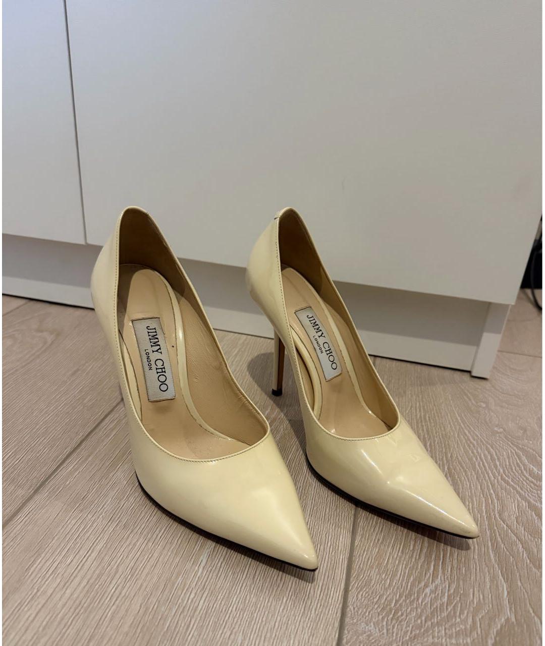 JIMMY CHOO Бежевые лодочки на низком каблуке из лакированной кожи, фото 2