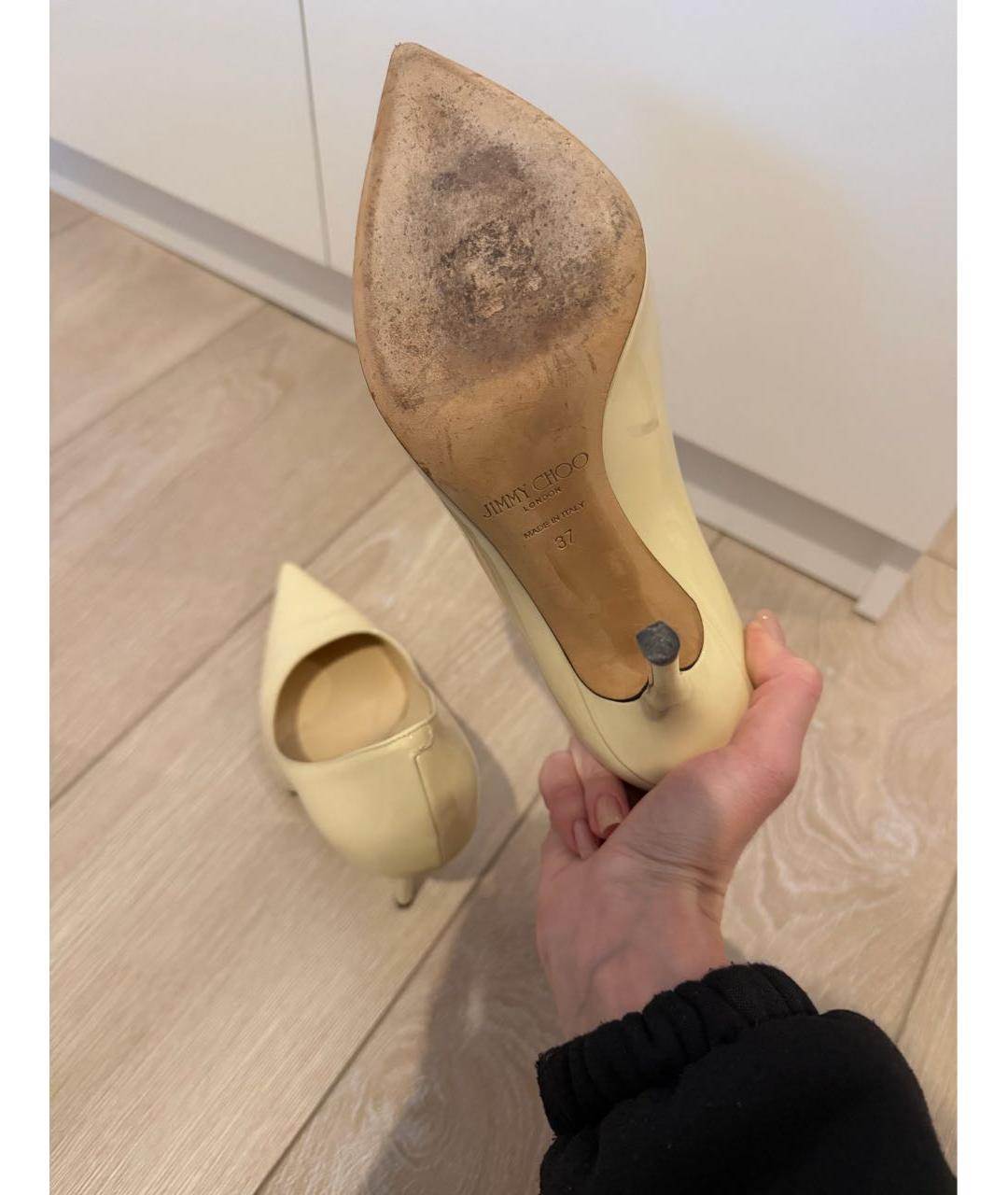 JIMMY CHOO Бежевые лодочки на низком каблуке из лакированной кожи, фото 7