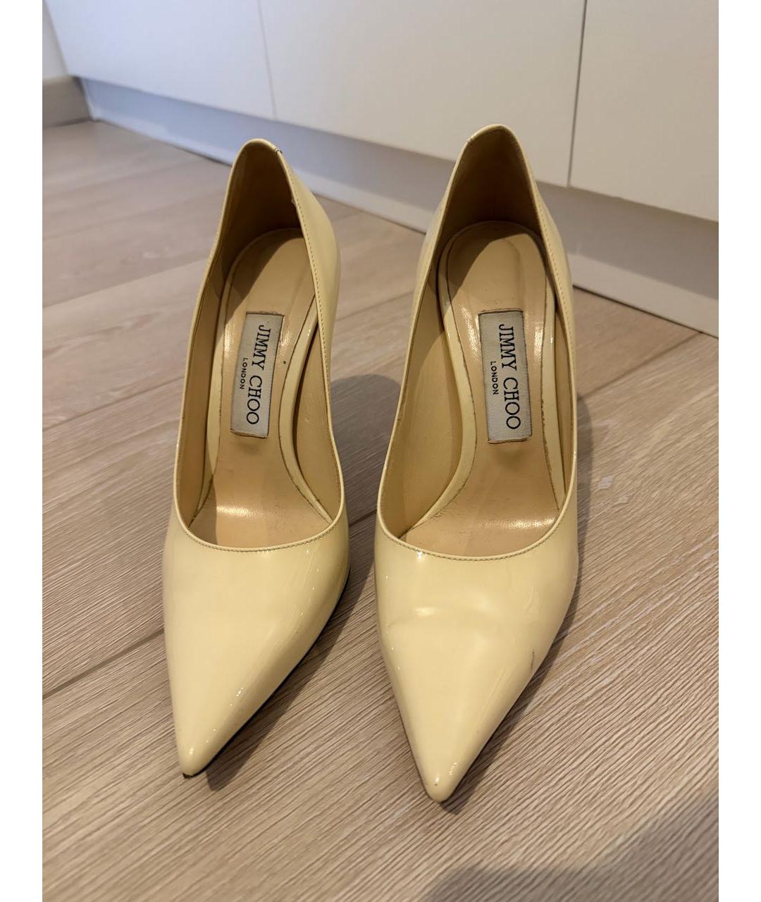 JIMMY CHOO Бежевые лодочки на низком каблуке из лакированной кожи, фото 3