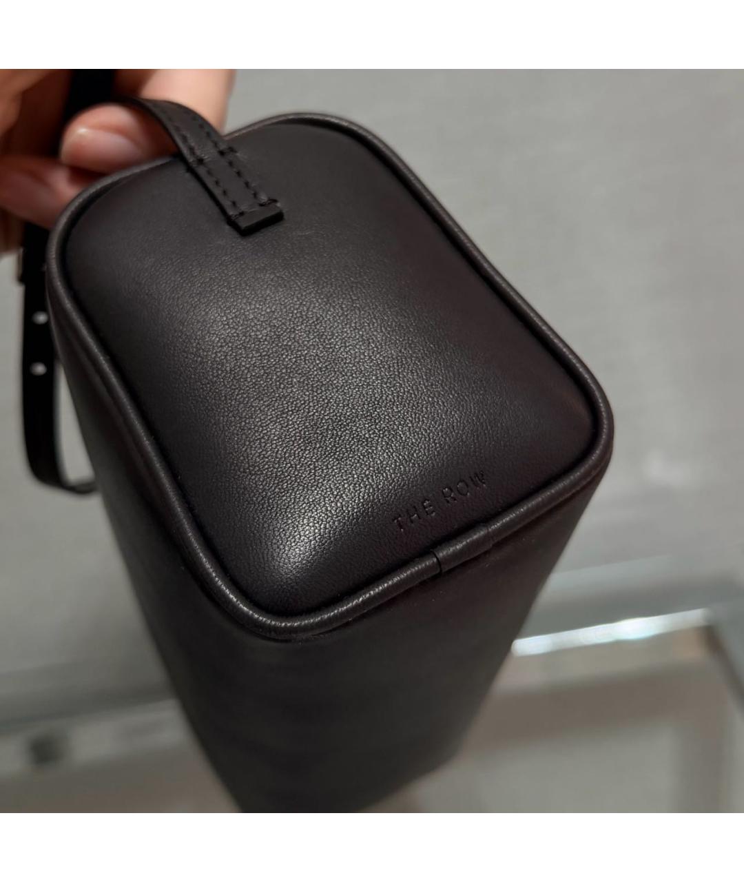 THE ROW Коричневая кожаная сумка с короткими ручками, фото 3