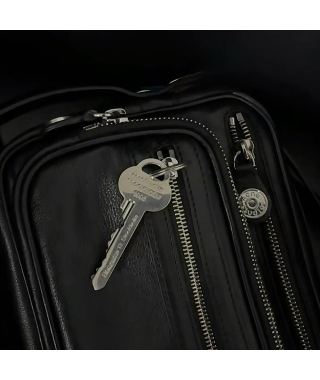 ACNE STUDIOS Черная кожаная сумка через плечо, фото 7