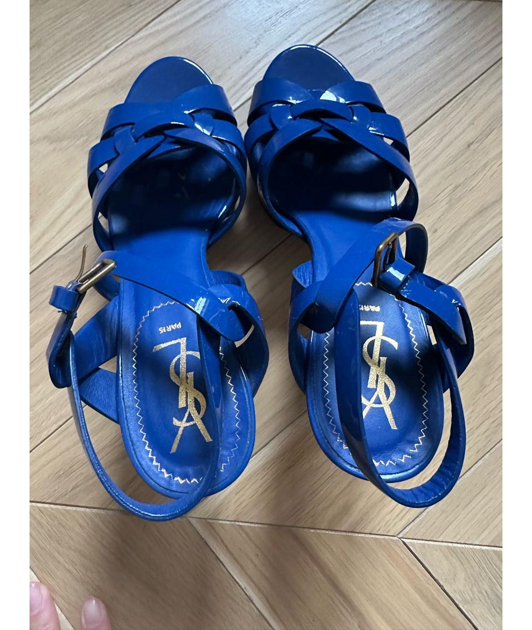 SAINT LAURENT Синие босоножки из лакированной кожи, фото 3