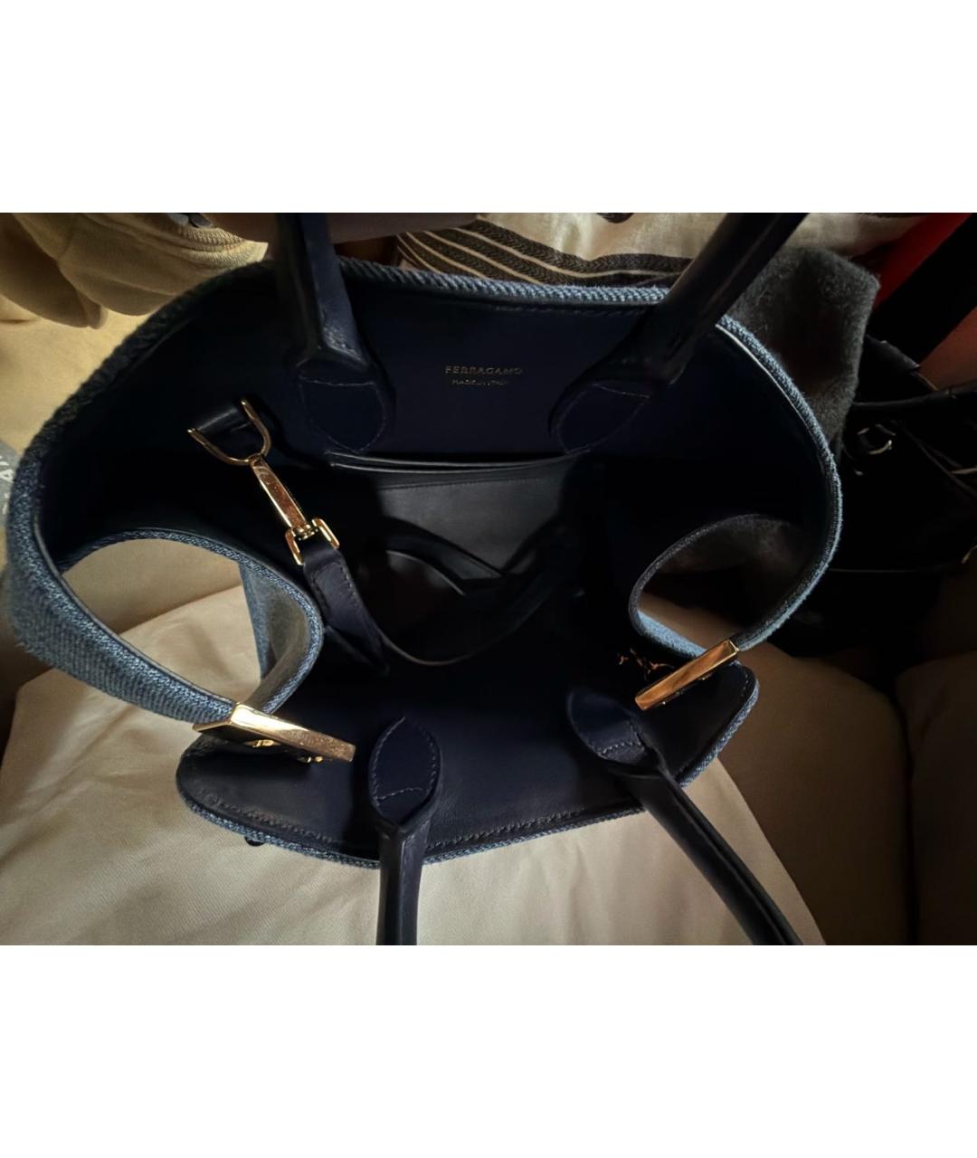 FERRAGAMO Синяя деним сумка с короткими ручками, фото 4