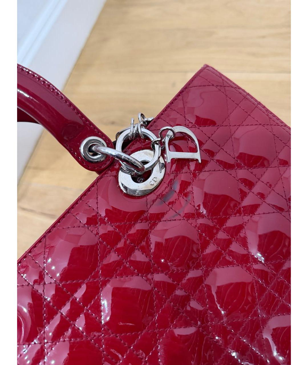 CHRISTIAN DIOR Красная сумка с короткими ручками из лакированной кожи, фото 5