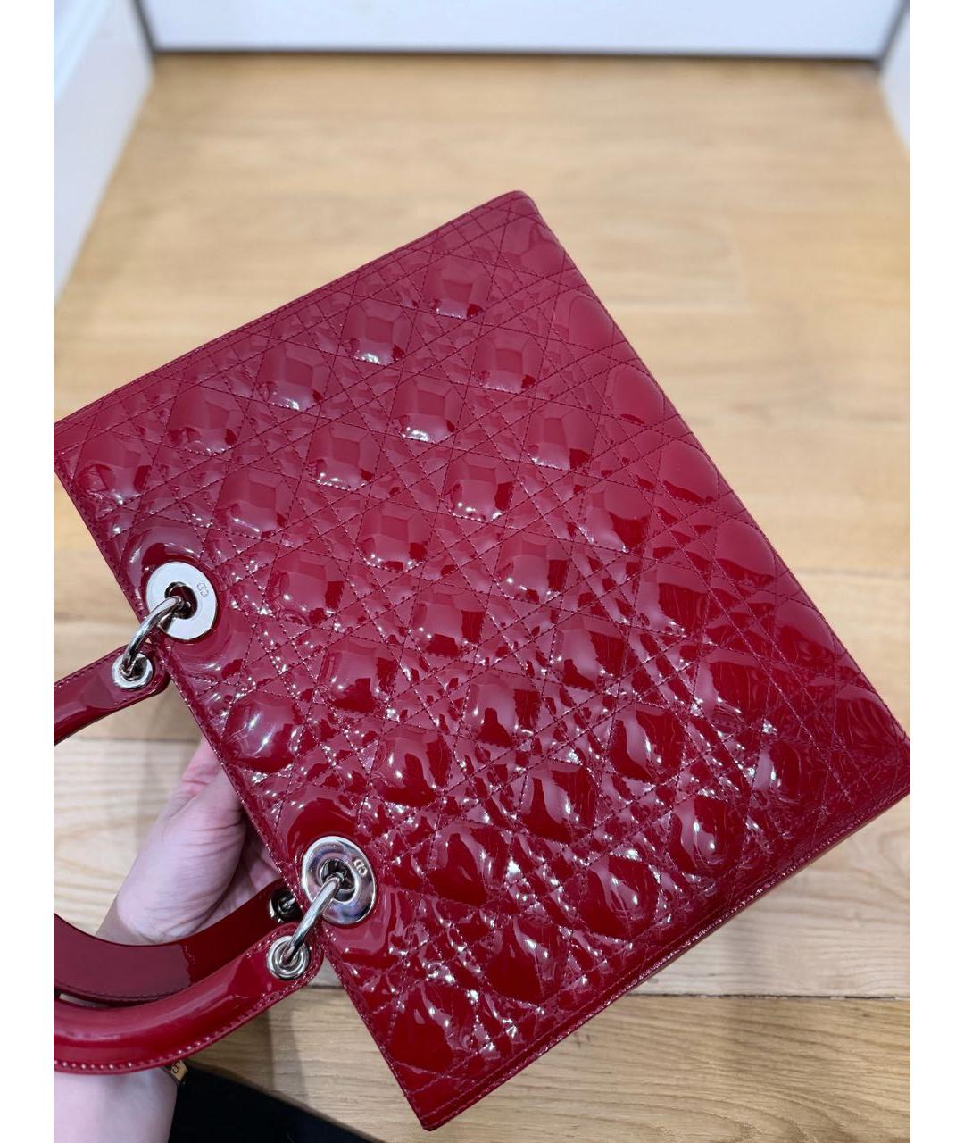CHRISTIAN DIOR Красная сумка с короткими ручками из лакированной кожи, фото 2