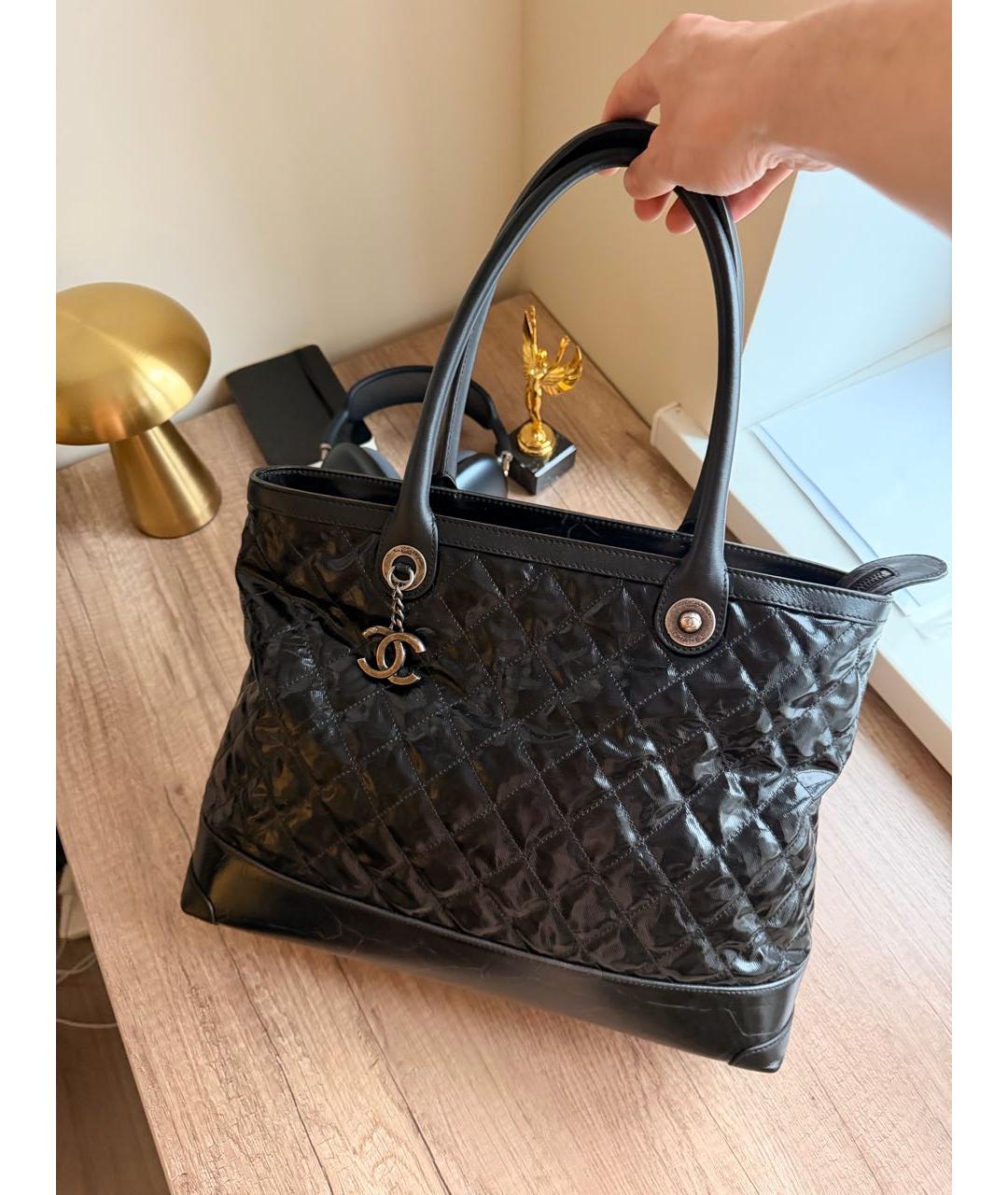 CHANEL Черная сумка тоут из лакированной кожи, фото 5