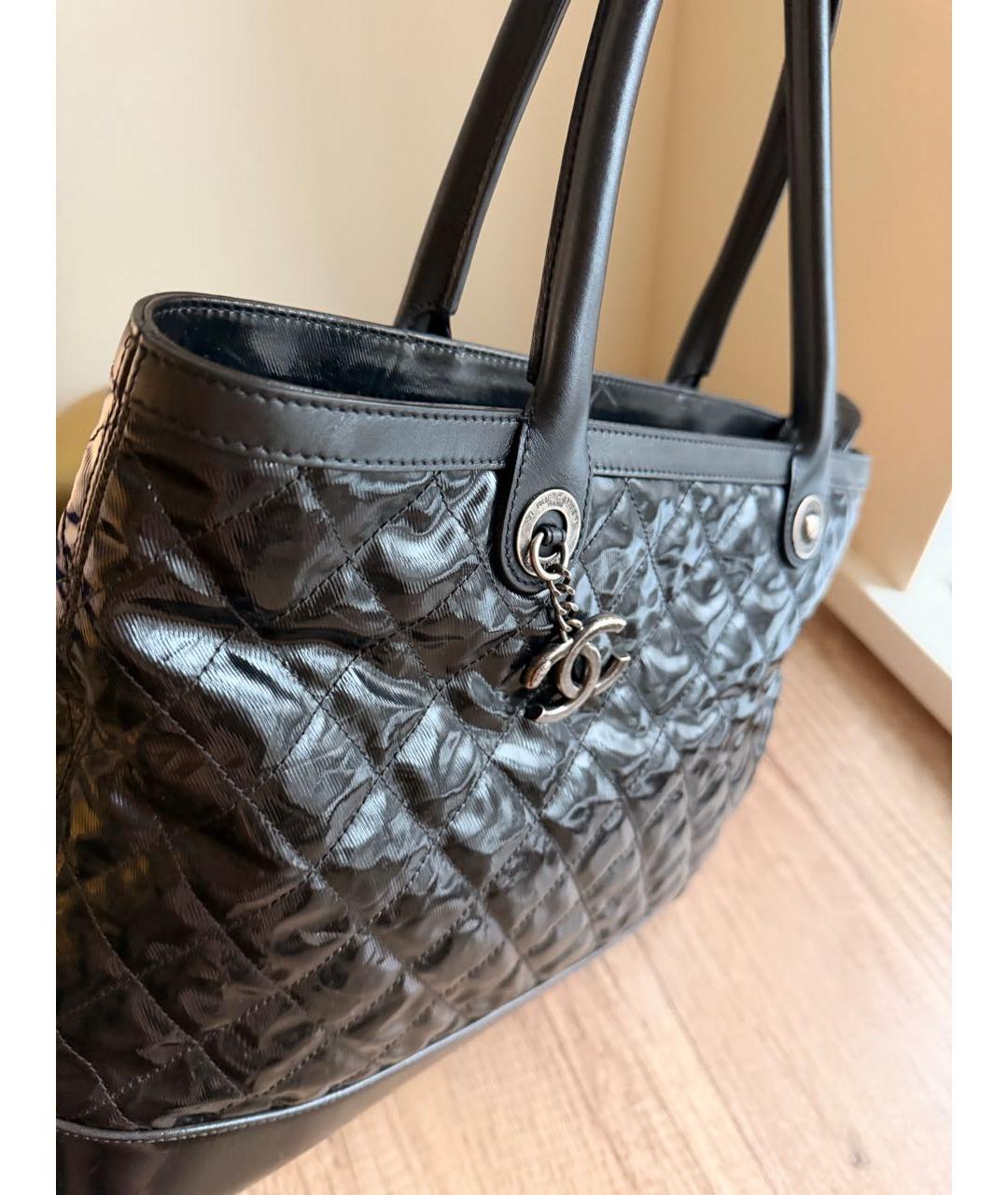 CHANEL Черная сумка тоут из лакированной кожи, фото 4