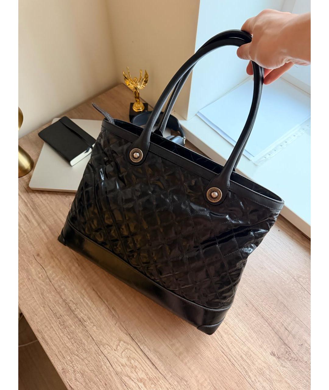 CHANEL Черная сумка тоут из лакированной кожи, фото 3