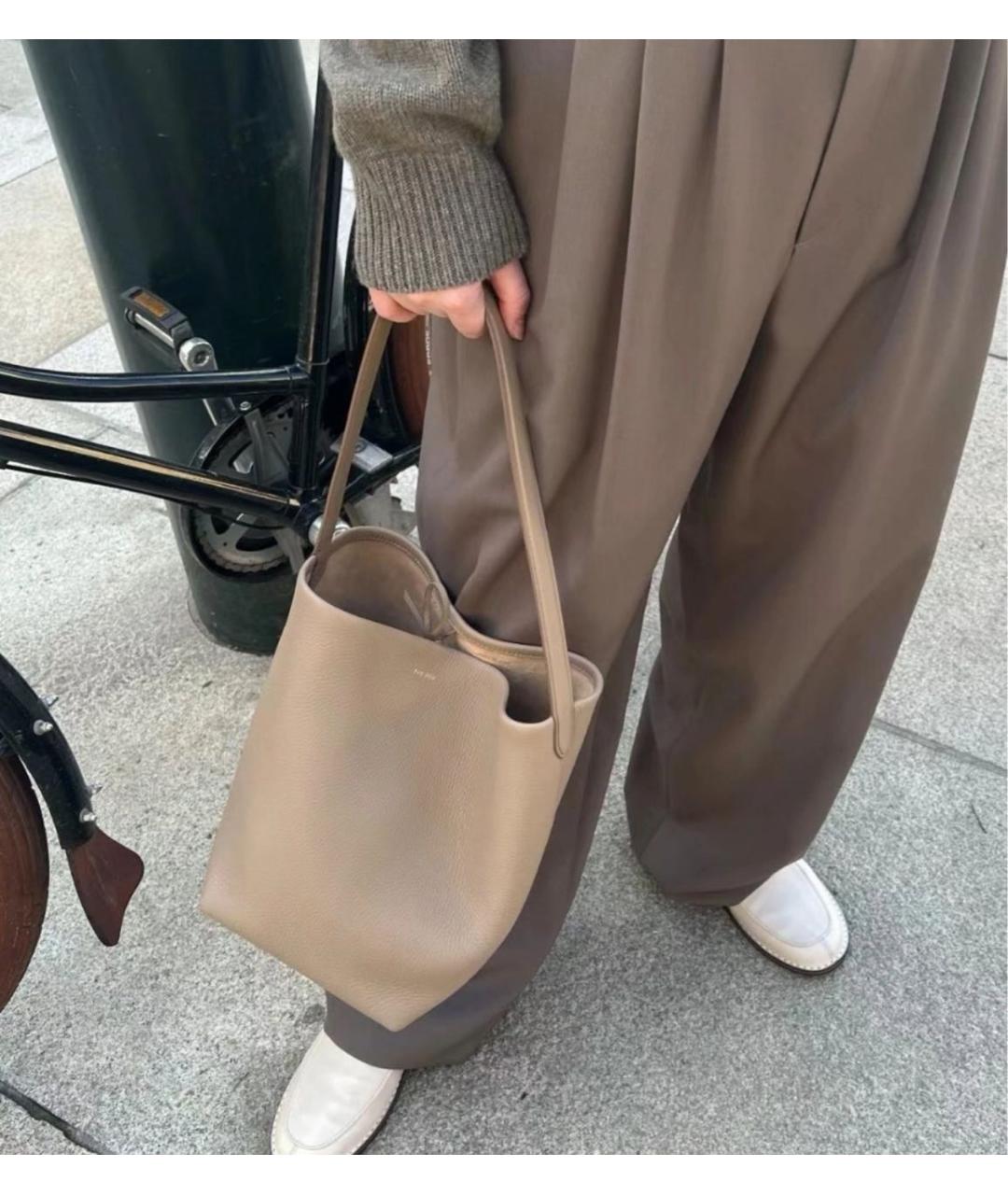 THE ROW Бежевая кожаная сумка тоут, фото 8