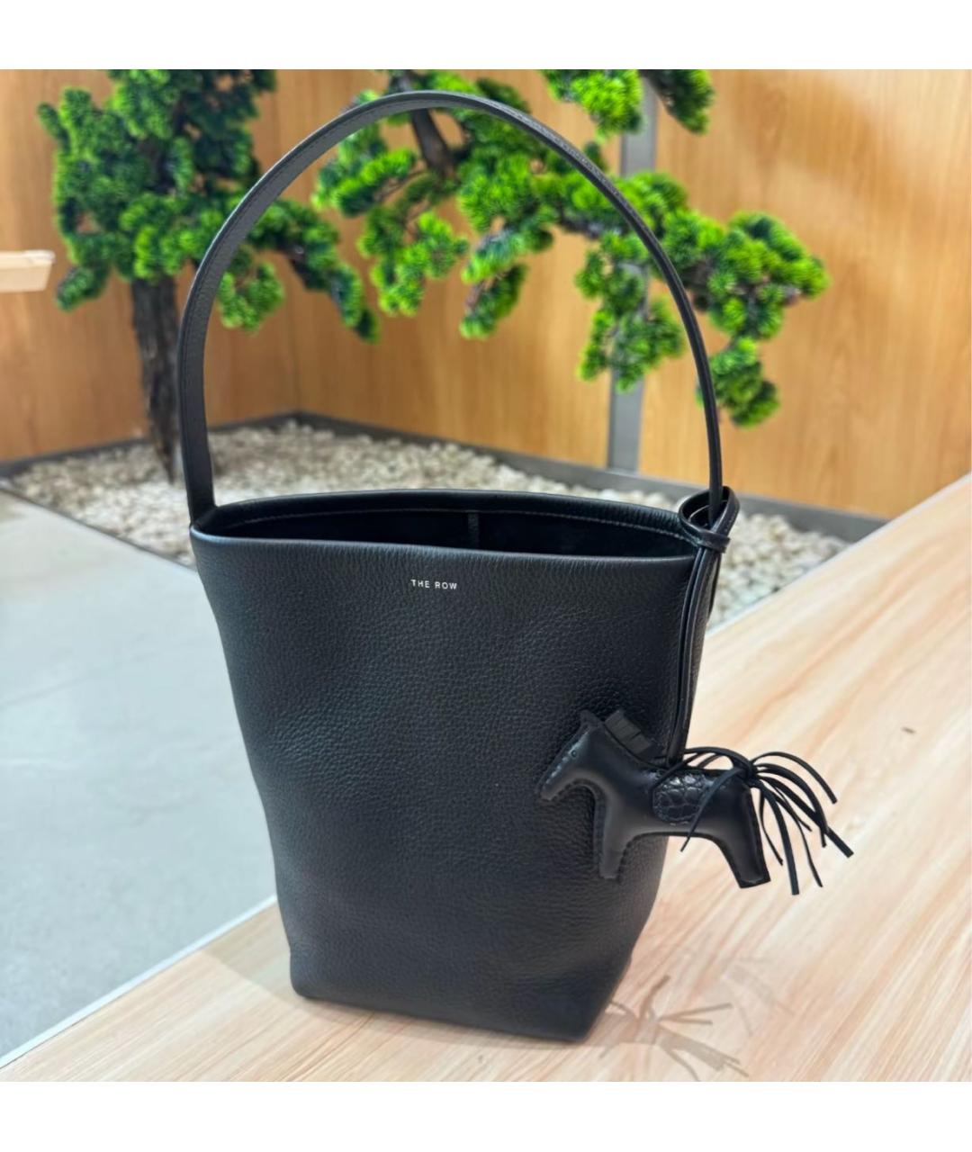 THE ROW Черная кожаная сумка тоут, фото 8