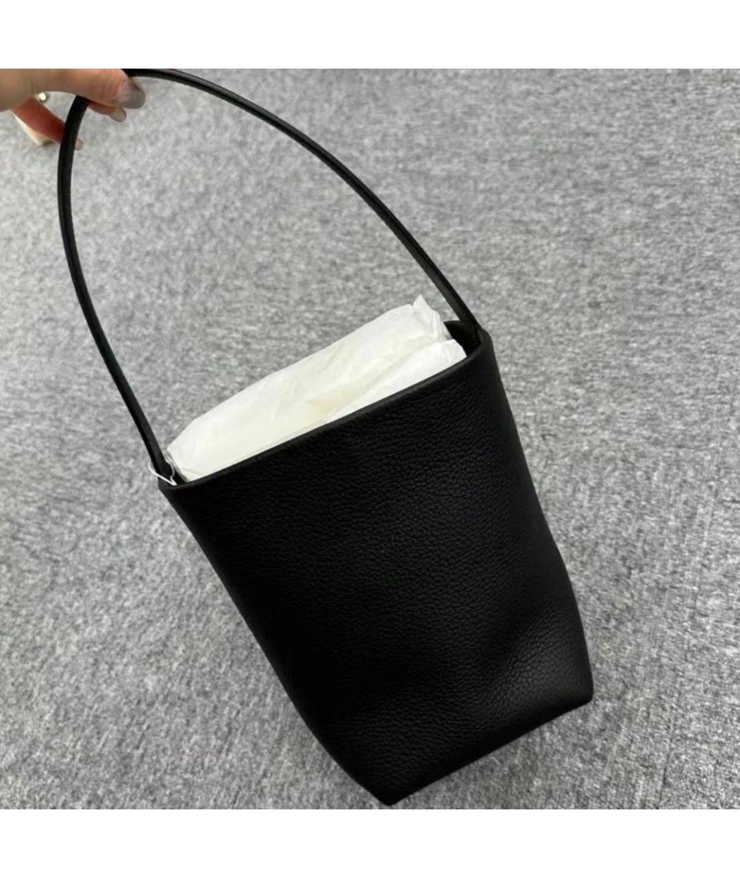 THE ROW Черная кожаная сумка тоут, фото 7