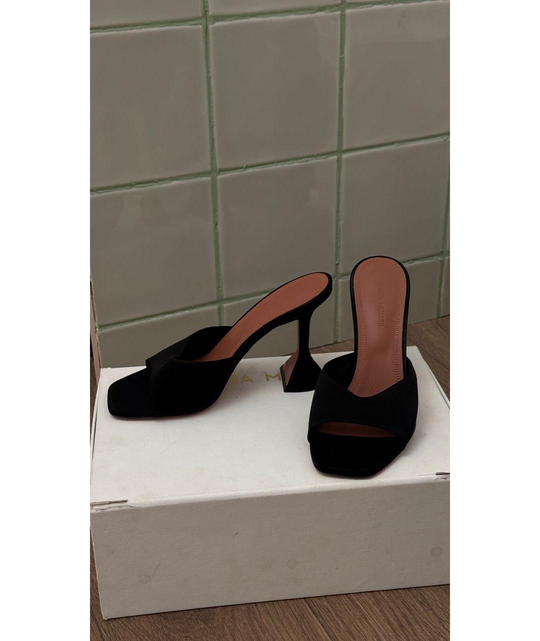 Amina Muaddi Черные замшевые мюли, фото 9