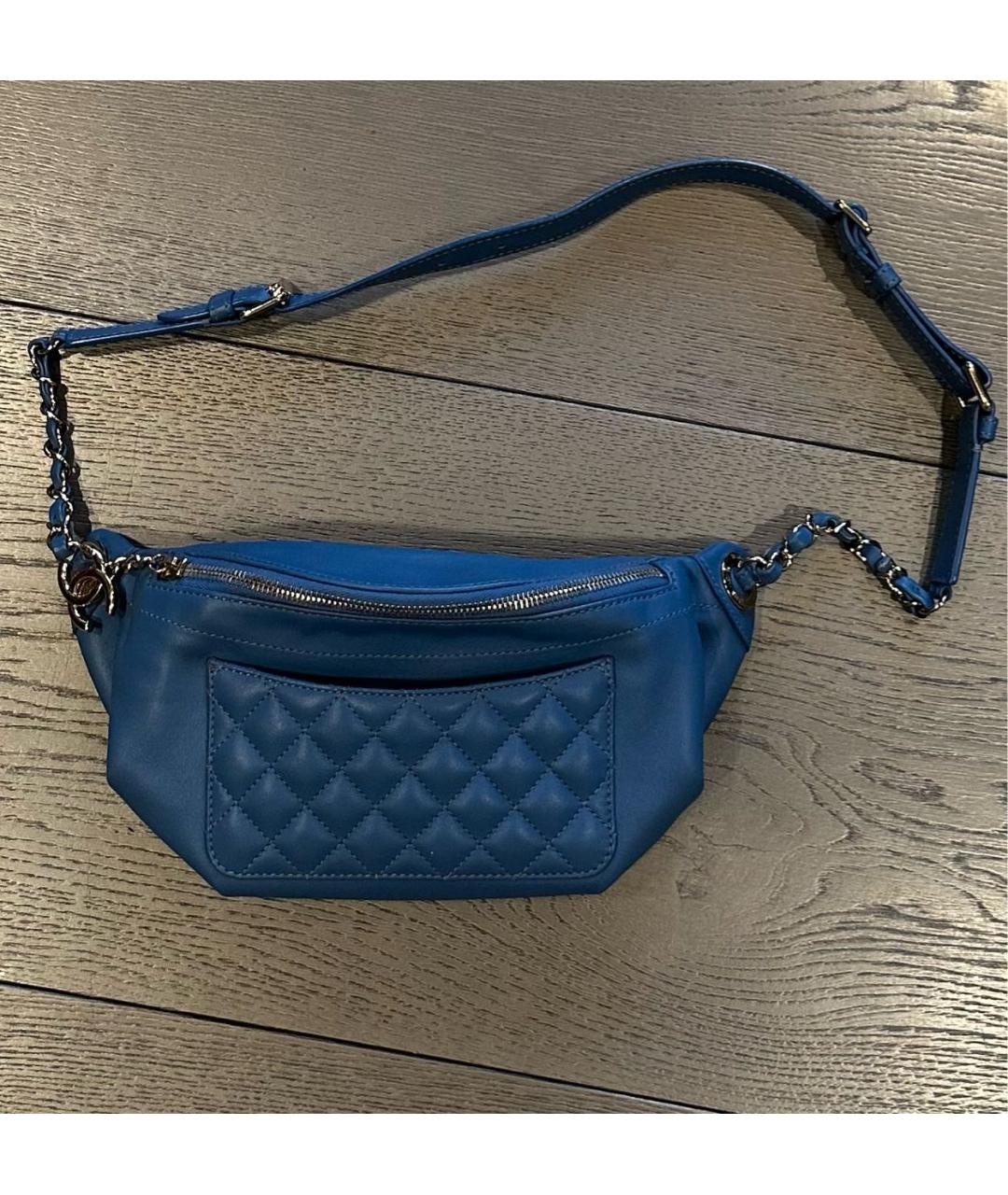 CHANEL Голубая кожаная поясная сумка, фото 3