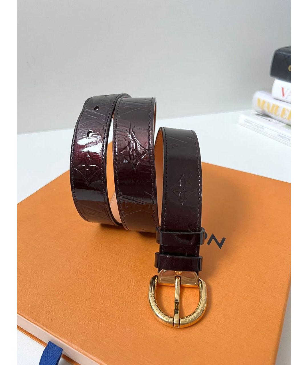 LOUIS VUITTON Коричневый ремень из лакированной кожи, фото 9