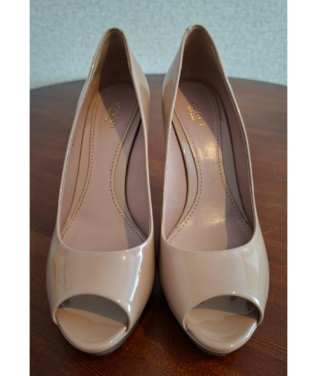 GUCCI Бежевые туфли из лакированной кожи, фото 2
